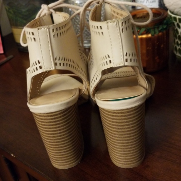 Cute cream heeled sandals - Picture 7 of 8